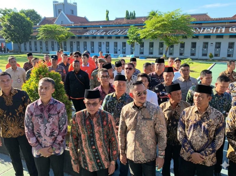 Bupati Pamekasan mendampingi H. Ali Zainal Abidin saat pelaksanaan santunan dan doa bersama BIP Foundation di Lapas Pamekasan