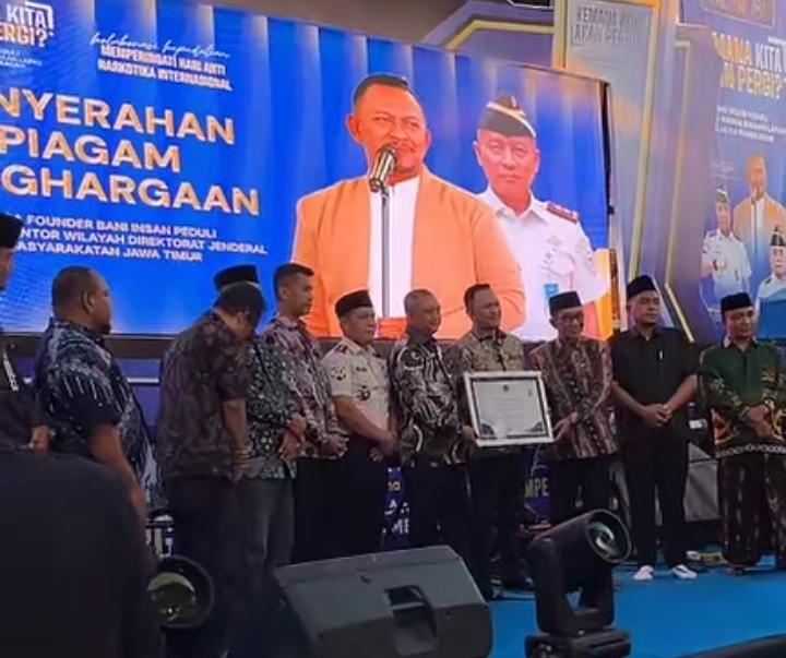 Suasana haru dan penuh kebersamaan terlihat di Lapas Kelas IIA Pamekasan saat Founder BIP Foundation, H. Ali Zainal Abidin, memberikan motivasi kepada warga binaan, menyalurkan bantuan Rp2 miliar, serta meluncurkan program BIP Farm melalui penandatanganan MoU kerja sama pengembangan peternakan dan pemberdayaan ekonomi.