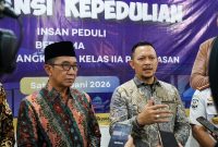 Founder Bani Insan Peduli (BIP) Foundation, H. Ali Zainal Abidin, saat memberikan keterangan kepada wartawan usai kegiatan di Lapas Kelas IIA Pamekasan, Sabtu (20/6/2026), terkait komitmen gerakan kemanusiaan dan pesan untuk warga binaan agar menjadikan masa pembinaan sebagai titik muhasabah menuju kehidupan yang lebih baik.