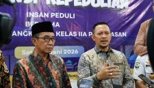 Founder Bani Insan Peduli (BIP) Foundation, H. Ali Zainal Abidin, saat memberikan keterangan kepada wartawan usai kegiatan di Lapas Kelas IIA Pamekasan, Sabtu (20/6/2026), terkait komitmen gerakan kemanusiaan dan pesan untuk warga binaan agar menjadikan masa pembinaan sebagai titik muhasabah menuju kehidupan yang lebih baik.