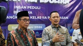 Founder Bani Insan Peduli (BIP) Foundation, H. Ali Zainal Abidin, saat memberikan keterangan kepada wartawan usai kegiatan di Lapas Kelas IIA Pamekasan, Sabtu (20/6/2026), terkait komitmen gerakan kemanusiaan dan pesan untuk warga binaan agar menjadikan masa pembinaan sebagai titik muhasabah menuju kehidupan yang lebih baik.