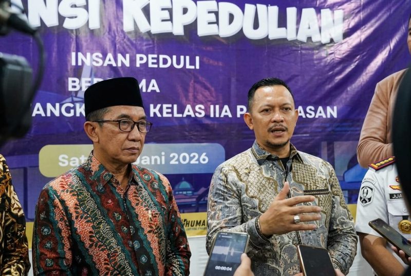 Founder Bani Insan Peduli (BIP) Foundation, H. Ali Zainal Abidin, saat memberikan keterangan kepada wartawan usai kegiatan di Lapas Kelas IIA Pamekasan, Sabtu (20/6/2026), terkait komitmen gerakan kemanusiaan dan pesan untuk warga binaan agar menjadikan masa pembinaan sebagai titik muhasabah menuju kehidupan yang lebih baik.