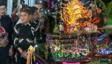 Kadisbudporapar Sumenep Faruk Hanafi bersama Syafwan Effendi dan Camat Pasongsongan meninjau langsung pelaksanaan Festival Paseser Pasongsongan 2026 di Pelabuhan Pasongsongan.