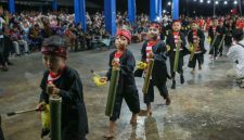 Puluhan siswa-siswi SDN Pasongsongan I menunjukkan kemampuan terbaiknya saat membawakan Tari Tongtong