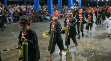 Puluhan siswa-siswi SDN Pasongsongan I menunjukkan kemampuan terbaiknya saat membawakan Tari Tongtong 