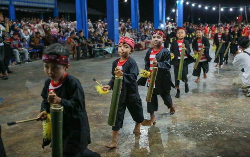 Puluhan siswa-siswi SDN Pasongsongan I menunjukkan kemampuan terbaiknya saat membawakan Tari Tongtong 