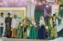 Qania Sybil Nazavarien bersma saat menerima penghargaan Bintang Pelajar pada hari kedua Haflatul Imtihan HUT ke-58 Tarbiyatus Shibyan di Desa Jadung, Kecamatan Dungkek, Sumenep