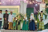 Qania Sybil Nazavarien bersma saat menerima penghargaan Bintang Pelajar pada hari kedua Haflatul Imtihan HUT ke-58 Tarbiyatus Shibyan di Desa Jadung, Kecamatan Dungkek, Sumenep