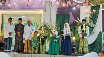 Qania Sybil Nazavarien bersma saat menerima penghargaan Bintang Pelajar pada hari kedua Haflatul Imtihan HUT ke-58 Tarbiyatus Shibyan di Desa Jadung, Kecamatan Dungkek, Sumenep
