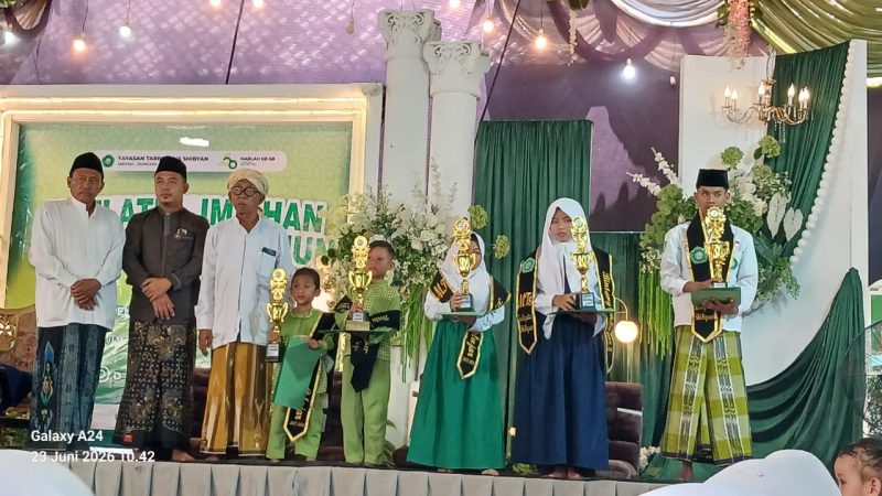 Qania Sybil Nazavarien bersma saat menerima penghargaan Bintang Pelajar pada hari kedua Haflatul Imtihan HUT ke-58 Tarbiyatus Shibyan di Desa Jadung, Kecamatan Dungkek, Sumenep