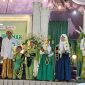 Qania Sybil Nazavarien bersma saat menerima penghargaan Bintang Pelajar pada hari kedua Haflatul Imtihan HUT ke-58 Tarbiyatus Shibyan di Desa Jadung, Kecamatan Dungkek, Sumenep