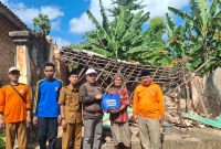 Ketua BAZNAS Sumenep Ahmad Rahman menyerahkan bantuan tahap pertama berupa uang tunai Rp10 juta dan paket sembako kepada Mojia, warga korban rumah ambruk di Dusun Jurgang, Desa Juruan Laok, Kecamatan Batuputih, Selasa (23/6/2026).