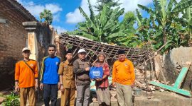 Ketua BAZNAS Sumenep Ahmad Rahman menyerahkan bantuan tahap pertama berupa uang tunai Rp10 juta dan paket sembako kepada Mojia, warga korban rumah ambruk di Dusun Jurgang, Desa Juruan Laok, Kecamatan Batuputih, Selasa (23/6/2026).