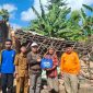 Ketua BAZNAS Sumenep Ahmad Rahman menyerahkan bantuan tahap pertama berupa uang tunai Rp10 juta dan paket sembako kepada Mojia, warga korban rumah ambruk di Dusun Jurgang, Desa Juruan Laok, Kecamatan Batuputih, Selasa (23/6/2026).