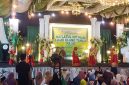 Siswa-siswi Tarbiyatus Shibyan menampilkan pentas seni pada malam kedua Haflatul Imtihan dan HUT ke-58 Tarbiyatus Shibyan di Desa Jadung, Kecamatan Dungkek, yang disaksikan ribuan warga.