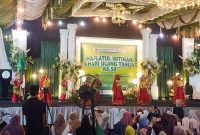 Siswa-siswi Tarbiyatus Shibyan menampilkan pentas seni pada malam kedua Haflatul Imtihan dan HUT ke-58 Tarbiyatus Shibyan di Desa Jadung, Kecamatan Dungkek, yang disaksikan ribuan warga.