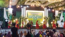 Siswa-siswi Tarbiyatus Shibyan menampilkan pentas seni pada malam kedua Haflatul Imtihan dan HUT ke-58 Tarbiyatus Shibyan di Desa Jadung, Kecamatan Dungkek, yang disaksikan ribuan warga.