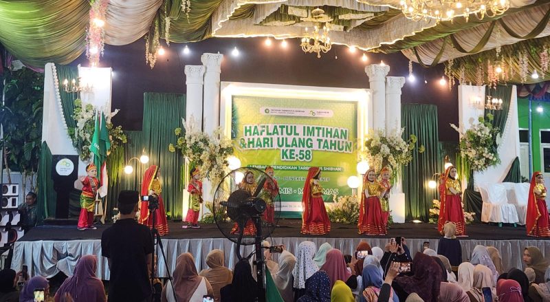 Siswa-siswi Tarbiyatus Shibyan menampilkan pentas seni pada malam kedua Haflatul Imtihan dan HUT ke-58 Tarbiyatus Shibyan di Desa Jadung, Kecamatan Dungkek, yang disaksikan ribuan warga.