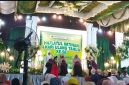 Momen haru saat para hafidz Juz Amma melakukan sungkeman kepada orang tua dalam Haflatul Imtihan Tarbiyatus Shibyan, Desa Jadung, Kecamatan Dungkek, Sumenep.