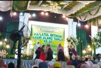Momen haru saat para hafidz Juz Amma melakukan sungkeman kepada orang tua dalam Haflatul Imtihan Tarbiyatus Shibyan, Desa Jadung, Kecamatan Dungkek, Sumenep.