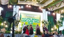 Momen haru saat para hafidz Juz Amma melakukan sungkeman kepada orang tua dalam Haflatul Imtihan Tarbiyatus Shibyan, Desa Jadung, Kecamatan Dungkek, Sumenep.