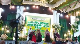 Momen haru saat para hafidz Juz Amma melakukan sungkeman kepada orang tua dalam Haflatul Imtihan Tarbiyatus Shibyan, Desa Jadung, Kecamatan Dungkek, Sumenep.