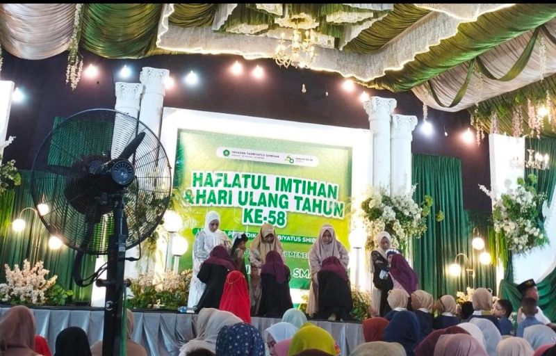 Momen haru saat para hafidz Juz Amma melakukan sungkeman kepada orang tua dalam Haflatul Imtihan Tarbiyatus Shibyan, Desa Jadung, Kecamatan Dungkek, Sumenep.