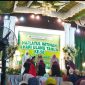 Momen haru saat para hafidz Juz Amma melakukan sungkeman kepada orang tua dalam Haflatul Imtihan Tarbiyatus Shibyan, Desa Jadung, Kecamatan Dungkek, Sumenep.