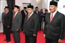 Kepala Bakesbangpol Sumenep, Achmad Dzulkarnain (nomor dua dari kiri) saat mengikuti agenda pelantikan pejabat di lingkungan Pemkab Sumenep. Kini ia dipercaya mengemban tugas baru sebagai Kepala DPMD Sumenep untuk mengawal agenda strategis Pilkades 2027.
