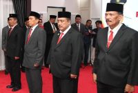 Kepala Bakesbangpol Sumenep, Achmad Dzulkarnain (nomor dua dari kiri) saat mengikuti agenda pelantikan pejabat di lingkungan Pemkab Sumenep. Kini ia dipercaya mengemban tugas baru sebagai Kepala DPMD Sumenep untuk mengawal agenda strategis Pilkades 2027.