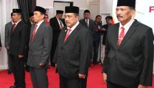 Kepala Bakesbangpol Sumenep, Achmad Dzulkarnain (nomor dua dari kiri) saat mengikuti agenda pelantikan pejabat di lingkungan Pemkab Sumenep. Kini ia dipercaya mengemban tugas baru sebagai Kepala DPMD Sumenep untuk mengawal agenda strategis Pilkades 2027.