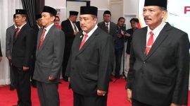 Kepala Bakesbangpol Sumenep, Achmad Dzulkarnain (nomor dua dari kiri) saat mengikuti agenda pelantikan pejabat di lingkungan Pemkab Sumenep. Kini ia dipercaya mengemban tugas baru sebagai Kepala DPMD Sumenep untuk mengawal agenda strategis Pilkades 2027.
