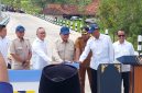 Caption: Presiden Republik Indonesi Prabowo Subianto Saat Meresmikan Jalan Kedungdung-Brinkoning Yang Merupakan pelaksanaan Inpres di Desa Batuporo, Kec. Kedungdung, Kabupaten Sampang (Sember Foto:Agus Junaidi/Detikzone)