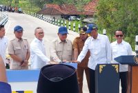 Caption: Presiden Republik Indonesi Prabowo Subianto Saat Meresmikan Jalan Kedungdung-Brinkoning Yang Merupakan pelaksanaan Inpres di Desa Batuporo, Kec. Kedungdung, Kabupaten Sampang (Sember Foto:Agus Junaidi/Detikzone)