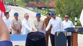 Caption: Presiden Republik Indonesi Prabowo Subianto Saat Meresmikan Jalan Kedungdung-Brinkoning Yang Merupakan pelaksanaan Inpres di Desa Batuporo, Kec. Kedungdung, Kabupaten Sampang (Sember Foto:Agus Junaidi/Detikzone)