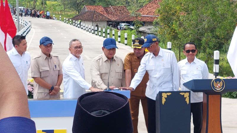 Caption: Presiden Republik Indonesi Prabowo Subianto Saat Meresmikan Jalan Kedungdung-Brinkoning Yang Merupakan pelaksanaan Inpres di Desa Batuporo, Kec. Kedungdung, Kabupaten Sampang (Sember Foto:Agus Junaidi/Detikzone)