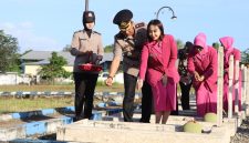 Kapolres Sumenep AKBP Anang Hardiyanto, S.I.K., memimpin prosesi tabur bunga di Taman Makam Pahlawan Jokotole Sumenep dalam rangka memperingati Hari Bhayangkara ke-80 Tahun 2026, Rabu (24/6/2026).