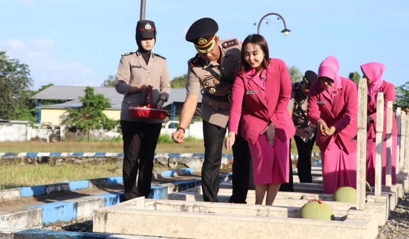 Kapolres Sumenep AKBP Anang Hardiyanto, S.I.K., memimpin prosesi tabur bunga di Taman Makam Pahlawan Jokotole Sumenep dalam rangka memperingati Hari Bhayangkara ke-80 Tahun 2026, Rabu (24/6/2026).