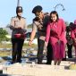 Kapolres Sumenep AKBP Anang Hardiyanto, S.I.K., memimpin prosesi tabur bunga di Taman Makam Pahlawan Jokotole Sumenep dalam rangka memperingati Hari Bhayangkara ke-80 Tahun 2026, Rabu (24/6/2026).
