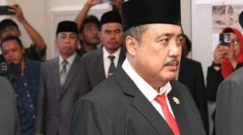 Kepala DPMD Sumenep, Achmad Dzulkarnain, saat menerima ucapan selamat dari berbagai elemen usai pelantikan di lingkungan Pemerintah Kabupaten Sumenep, sebagai bentuk dukungan dan harapan menjaga stabilitas serta harmonisasi demokrasi desa menjelang Pilkades 2027.