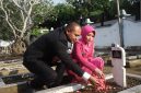 Caption: Iptu Nur Fajri Alim, Kasat Reskrim Polres Sampang, Saat Tabur Bunga di Makam Pahlawan Dalam Rangka Sambut Hari Bhayangkara ke-80