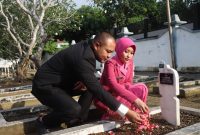 Caption: Iptu Nur Fajri Alim, Kasat Reskrim Polres Sampang, Saat Tabur Bunga di Makam Pahlawan Dalam Rangka Sambut Hari Bhayangkara ke-80