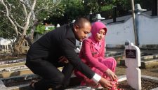 Caption: Iptu Nur Fajri Alim, Kasat Reskrim Polres Sampang, Saat Tabur Bunga di Makam Pahlawan Dalam Rangka Sambut Hari Bhayangkara ke-80