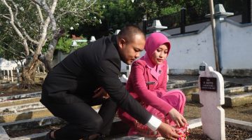 Caption: Iptu Nur Fajri Alim, Kasat Reskrim Polres Sampang, Saat Tabur Bunga di Makam Pahlawan Dalam Rangka Sambut Hari Bhayangkara ke-80