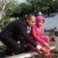 Caption: Iptu Nur Fajri Alim, Kasat Reskrim Polres Sampang, Saat Tabur Bunga di Makam Pahlawan Dalam Rangka Sambut Hari Bhayangkara ke-80