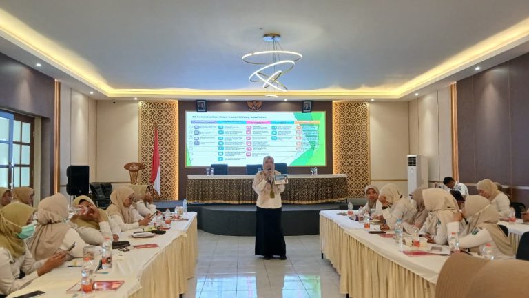 Kepala Dinas Kesehatan Kabupaten Probolinggo bersama jajaran dan kader Posyandu saat mengikuti kegiatan penguatan layanan kesehatan berbasis masyarakat. Dinkes Probolinggo terus memperkuat peran Posyandu sebagai garda terdepan dalam meningkatkan derajat kesehatan masyarakat, mulai dari ibu hamil, balita, remaja hingga lansia.