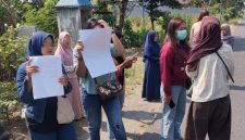 Warga yang mengaku menjadi korban arisan bodong mendatangi rumah terduga pelaku berinisial YM di Desa Kandat, Kecamatan Kandat, Kabupaten Kediri, Kamis (25/6/2026). Kerugian para korban ditaksir mencapai lebih dari Rp10 miliar. Kasus tersebut kini ditangani Polres Kediri untuk proses penyelidikan dan penyidikan lebih lanjut.