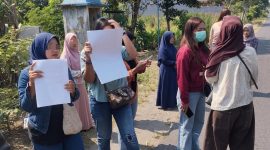 Warga yang mengaku menjadi korban arisan bodong mendatangi rumah terduga pelaku berinisial YM di Desa Kandat, Kecamatan Kandat, Kabupaten Kediri, Kamis (25/6/2026). Kerugian para korban ditaksir mencapai lebih dari Rp10 miliar. Kasus tersebut kini ditangani Polres Kediri untuk proses penyelidikan dan penyidikan lebih lanjut.