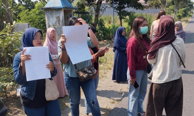 Warga yang mengaku menjadi korban arisan bodong mendatangi rumah terduga pelaku berinisial YM di Desa Kandat, Kecamatan Kandat, Kabupaten Kediri, Kamis (25/6/2026). Kerugian para korban ditaksir mencapai lebih dari Rp10 miliar. Kasus tersebut kini ditangani Polres Kediri untuk proses penyelidikan dan penyidikan lebih lanjut.