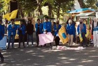 Massa aksi PMII Kabupaten Sampang menyampaikan tuntutan evaluasi menyeluruh terhadap Program Makan Bergizi Gratis (MBG) dan moratorium sementara Koperasi Desa/Kelurahan Merah Putih (KDKMP) saat berunjuk rasa di depan Gedung DPRD Sampang, Kamis (25/6/2026).